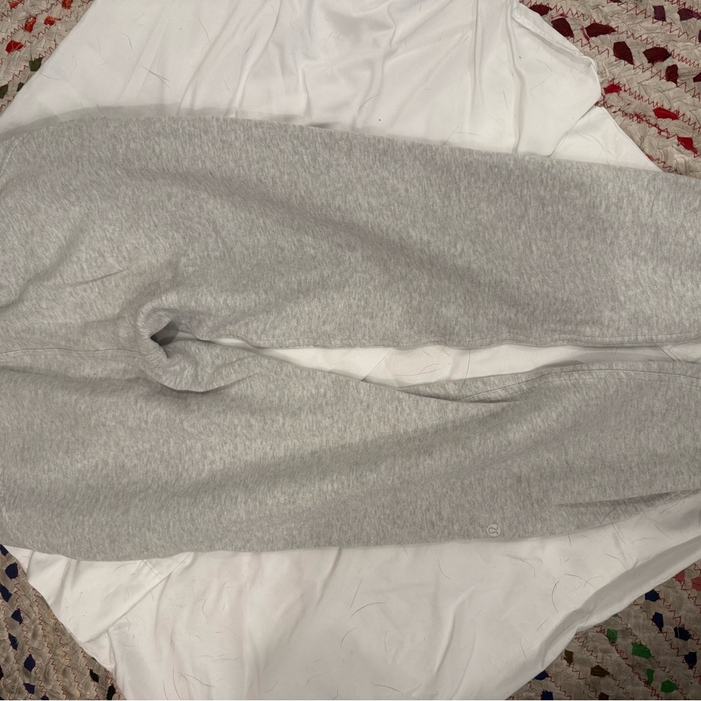 Lululemon Scuba Mid-Rise Jogger
Regular - Size 6 Grey